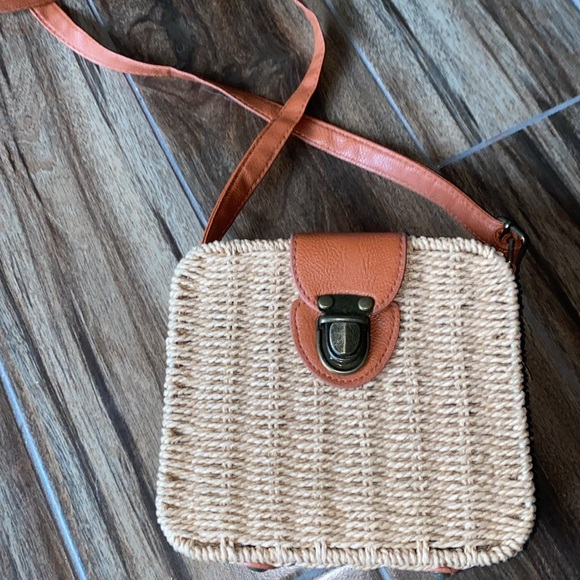 Handbags - 🎀Adorable Tan Woven Crossbody Bag!